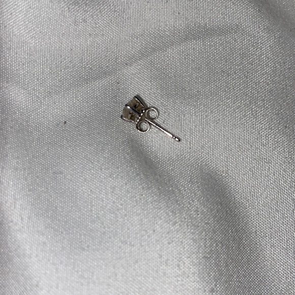 One white gold diamond earring (it is a real diamond) - Picture 3 of 4